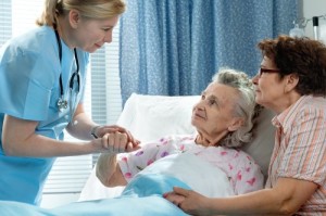 infermiera_che_parla_con_donna_anziana_e_badante